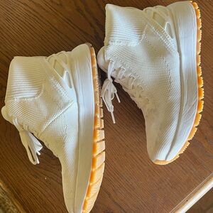 Kizik slip on boots. White.